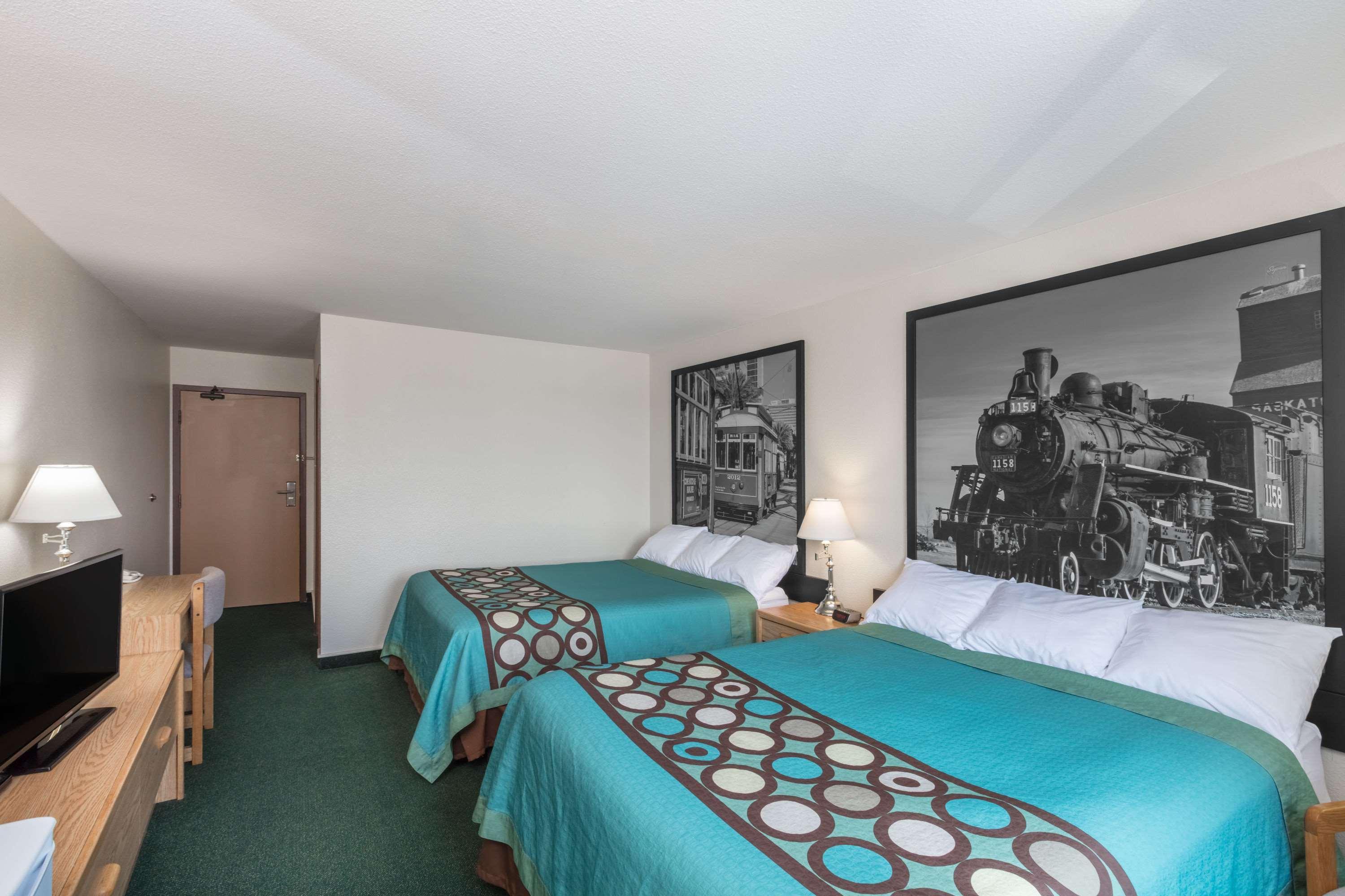 Отель Super 8 By Wyndham Moose Jaw Sk Экстерьер фото