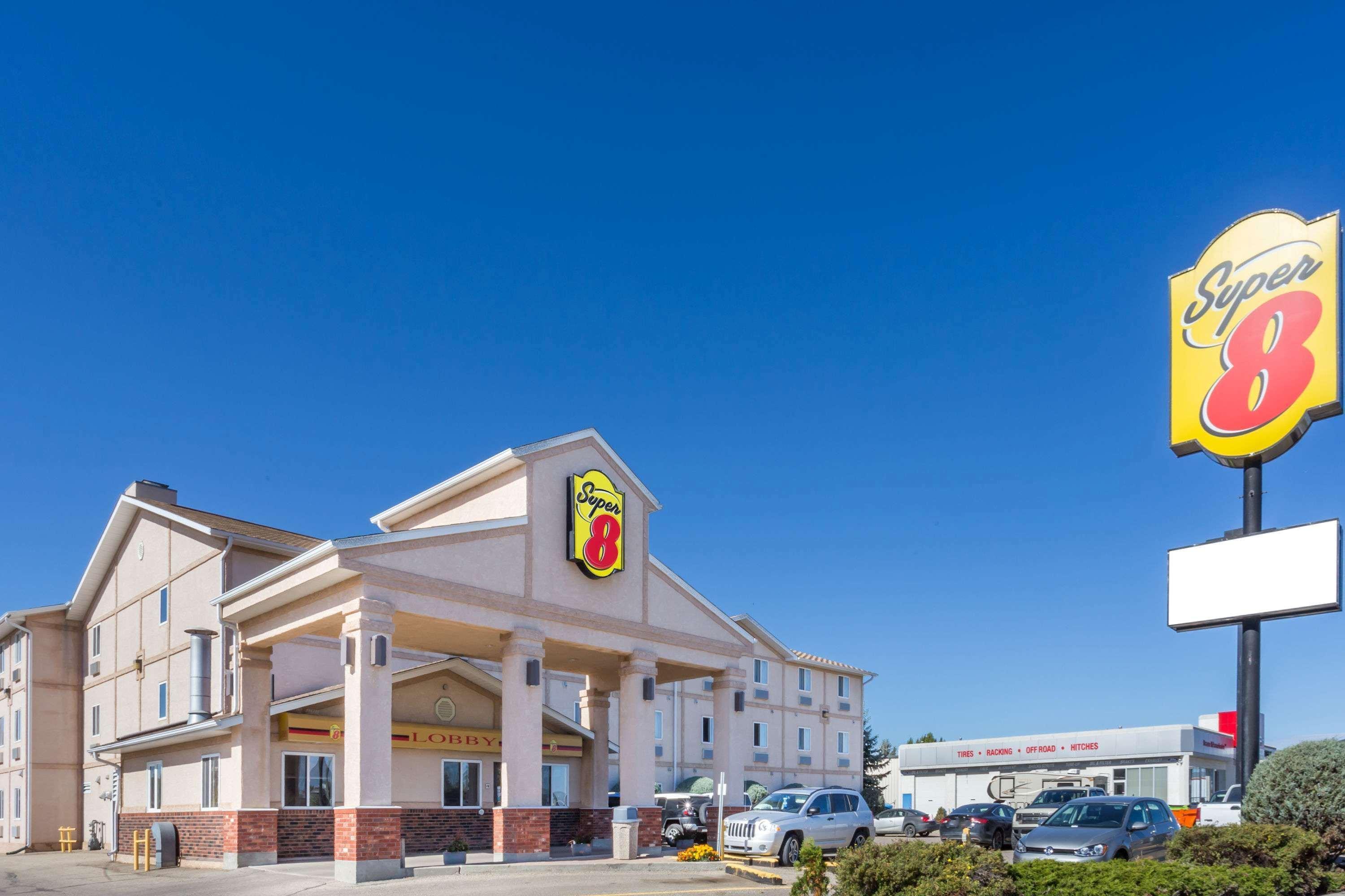 Отель Super 8 By Wyndham Moose Jaw Sk Экстерьер фото