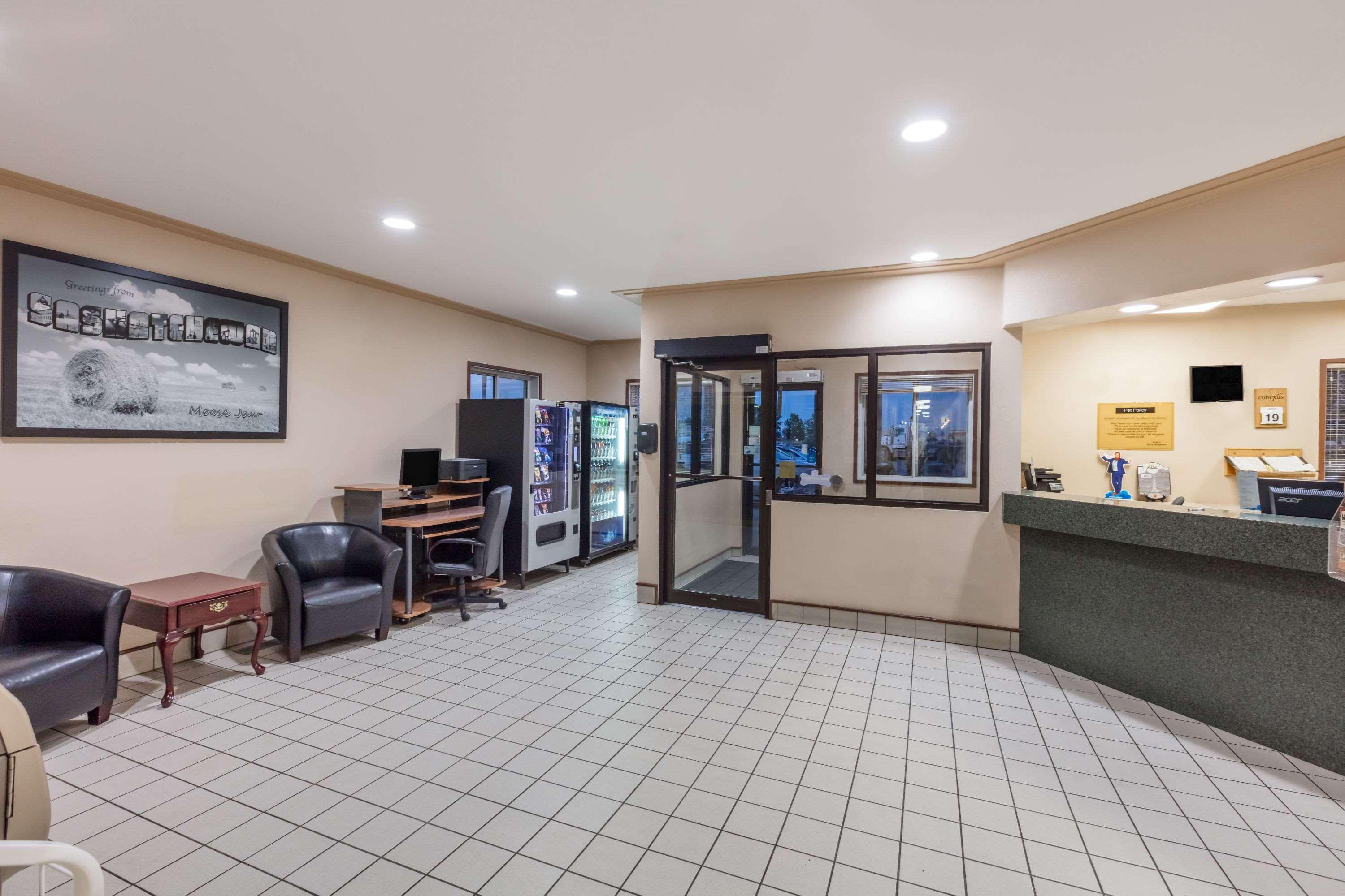 Отель Super 8 By Wyndham Moose Jaw Sk Экстерьер фото