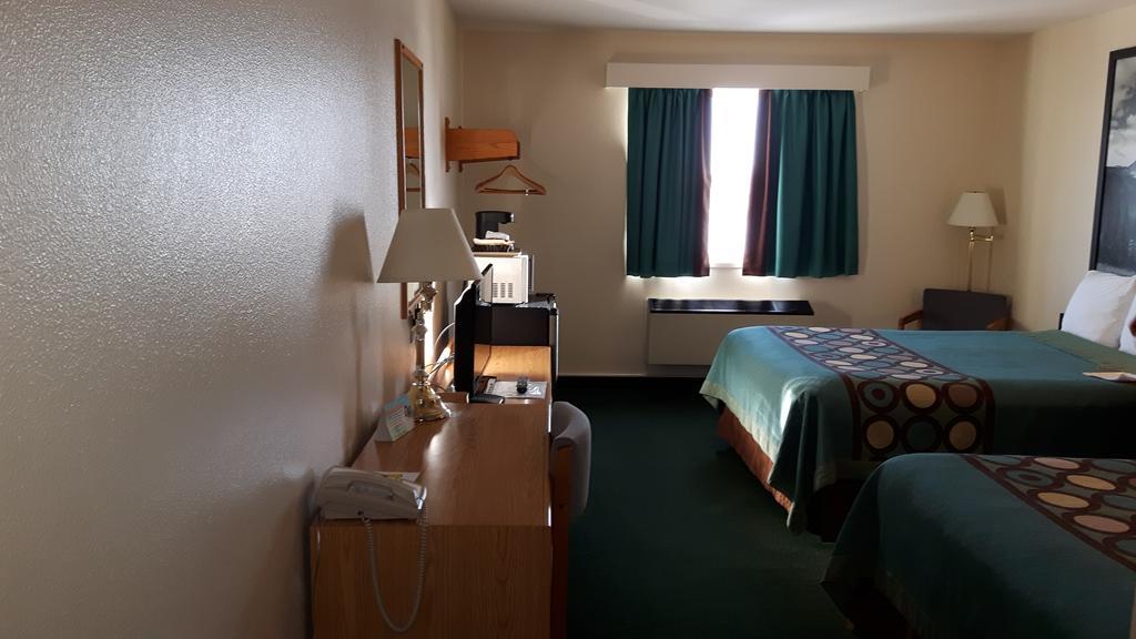 Отель Super 8 By Wyndham Moose Jaw Sk Экстерьер фото