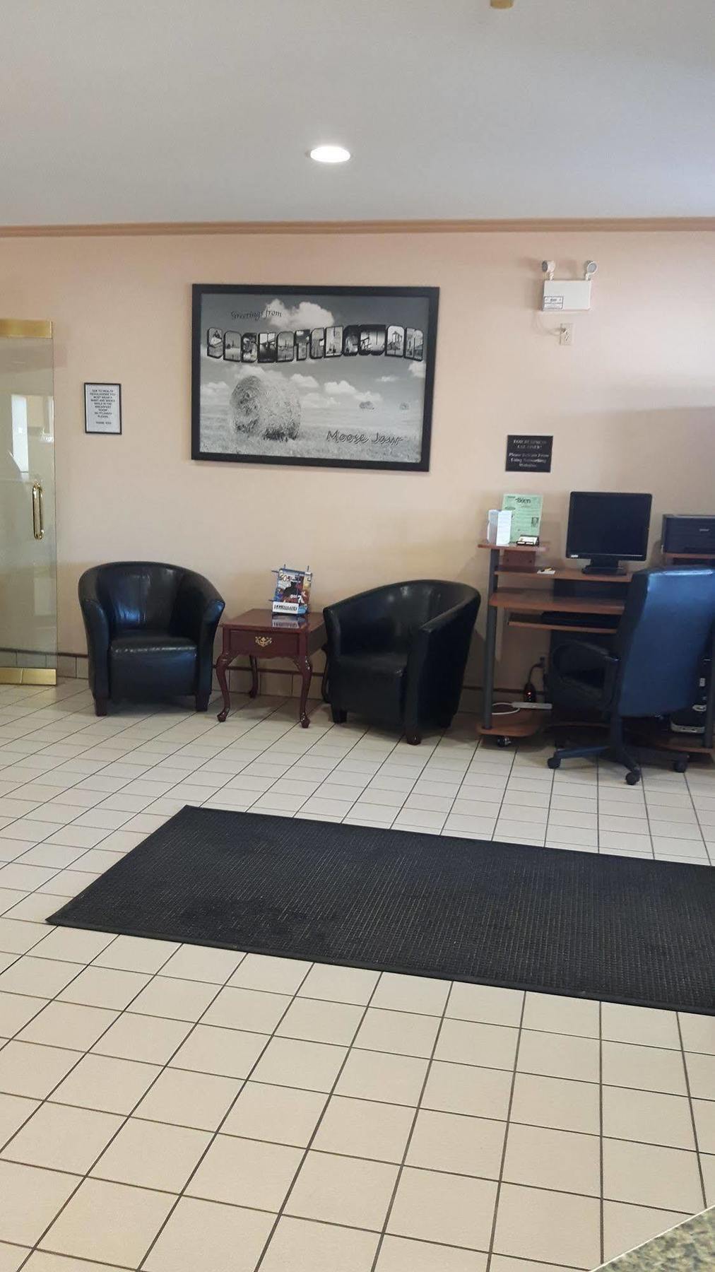 Отель Super 8 By Wyndham Moose Jaw Sk Экстерьер фото